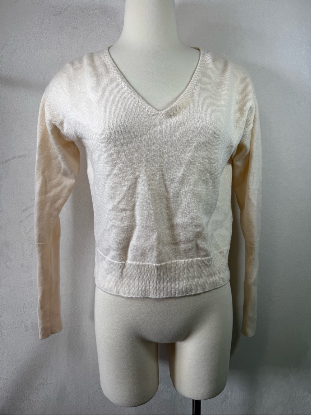 Wilfred Soft V-Neck Merino Wool Sweater in Light Cream Medium